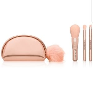 NIB MAC Holiday Snow Ball 4-Pc. Mini Brush Kit